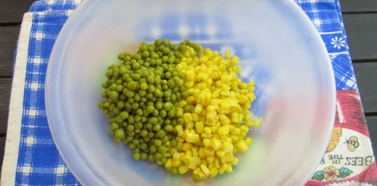 Фото приготовления рецепта: Киш из лаваша с курицей, горошком и кукурузой - шаг №13