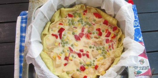 Фото приготовления рецепта: Киш из лаваша с курицей, горошком и кукурузой - шаг №21