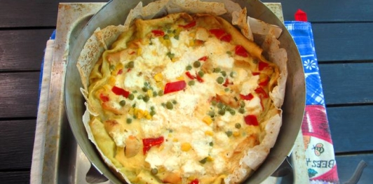 Фото приготовления рецепта: Киш из лаваша с курицей, горошком и кукурузой - шаг №24