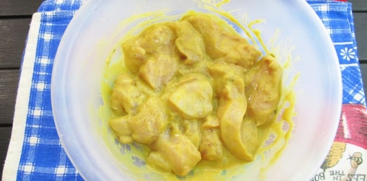 Фото приготовления рецепта: Киш из лаваша с курицей, горошком и кукурузой - шаг №4