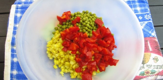 Фото приготовления рецепта: Киш из лаваша с курицей, горошком и кукурузой - шаг №14