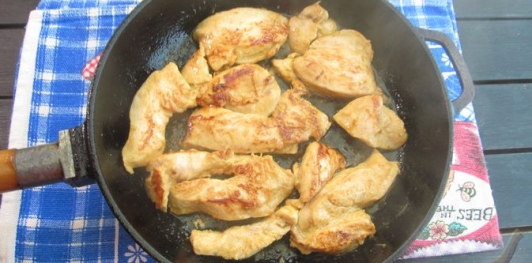 Фото приготовления рецепта: Киш из лаваша с курицей, горошком и кукурузой - шаг №6