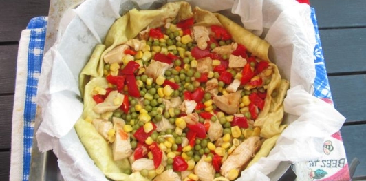 Фото приготовления рецепта: Киш из лаваша с курицей, горошком и кукурузой - шаг №20