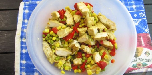 Фото приготовления рецепта: Киш из лаваша с курицей, горошком и кукурузой - шаг №16