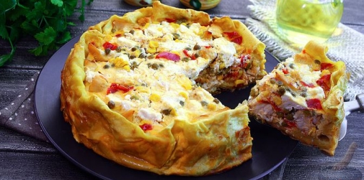 Фото приготовления рецепта: Киш из лаваша с курицей, горошком и кукурузой - шаг №26