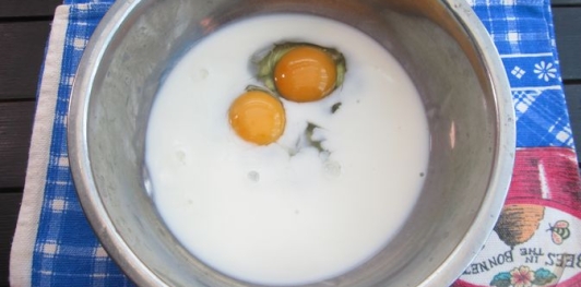 Фото приготовления рецепта: Киш из лаваша с курицей, горошком и кукурузой - шаг №8