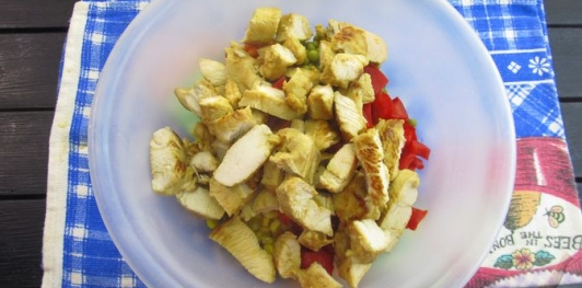 Фото приготовления рецепта: Киш из лаваша с курицей, горошком и кукурузой - шаг №15