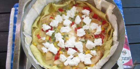 Фото приготовления рецепта: Киш из лаваша с курицей, горошком и кукурузой - шаг №22