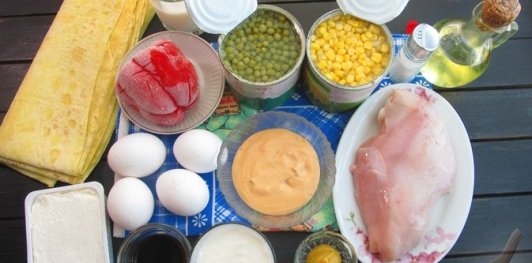 Фото приготовления рецепта: Киш из лаваша с курицей, горошком и кукурузой - шаг №1