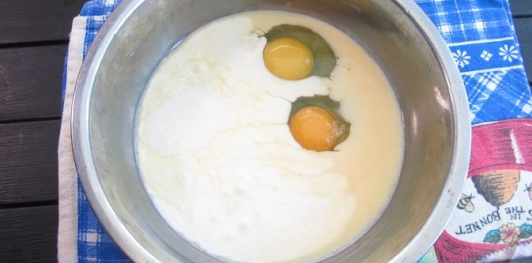 Фото приготовления рецепта: Киш из лаваша с курицей, горошком и кукурузой - шаг №17