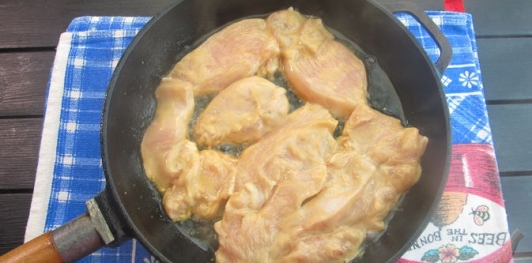 Фото приготовления рецепта: Киш из лаваша с курицей, горошком и кукурузой - шаг №5