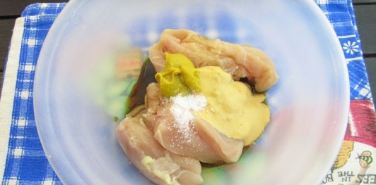 Фото приготовления рецепта: Киш из лаваша с курицей, горошком и кукурузой - шаг №3