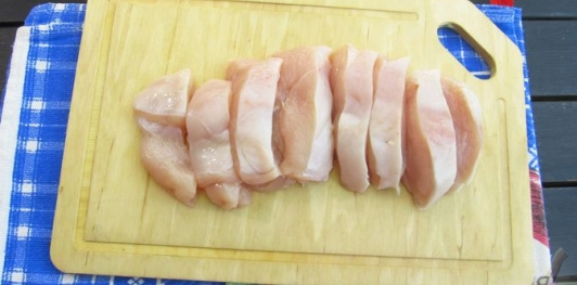 Фото приготовления рецепта: Киш из лаваша с курицей, горошком и кукурузой - шаг №2