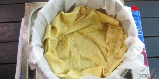 Фото приготовления рецепта: Киш из лаваша с курицей, горошком и кукурузой - шаг №12