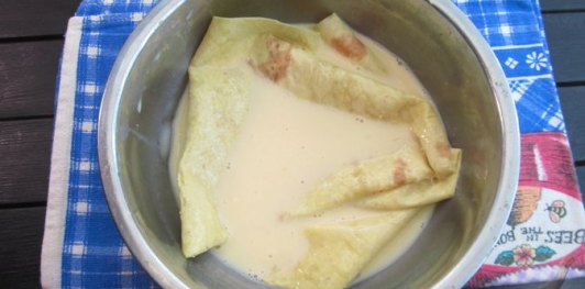 Фото приготовления рецепта: Киш из лаваша с курицей, горошком и кукурузой - шаг №11