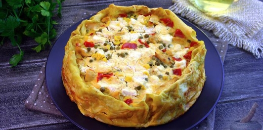 Фото приготовления рецепта: Киш из лаваша с курицей, горошком и кукурузой - шаг №25