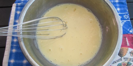 Фото приготовления рецепта: Киш из лаваша с курицей, горошком и кукурузой - шаг №9