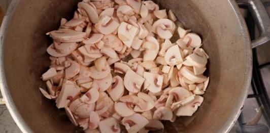 Фото приготовления рецепта: Краснокочанная капуста, тушенная с грибами и вином - шаг №6