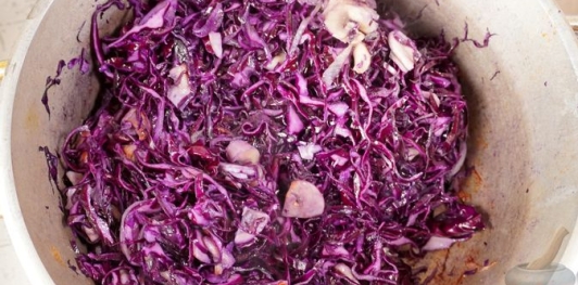 Фото приготовления рецепта: Краснокочанная капуста, тушенная с грибами и вином - шаг №11