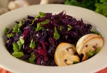 Краснокочанная капуста, тушенная с грибами и вином