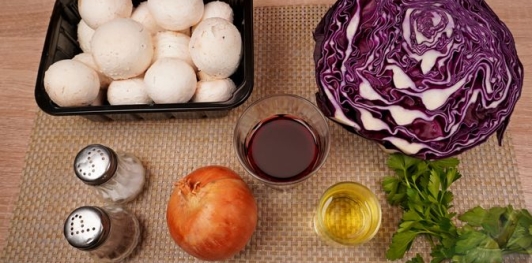 Фото приготовления рецепта: Краснокочанная капуста, тушенная с грибами и вином - шаг №1