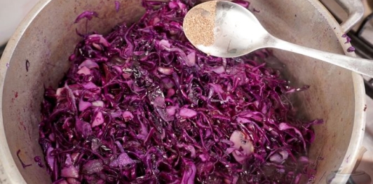 Фото приготовления рецепта: Краснокочанная капуста, тушенная с грибами и вином - шаг №13