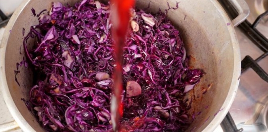 Фото приготовления рецепта: Краснокочанная капуста, тушенная с грибами и вином - шаг №12