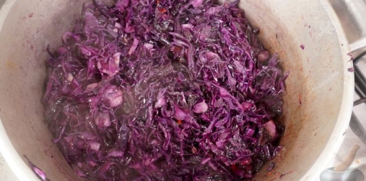 Фото приготовления рецепта: Краснокочанная капуста, тушенная с грибами и вином - шаг №14