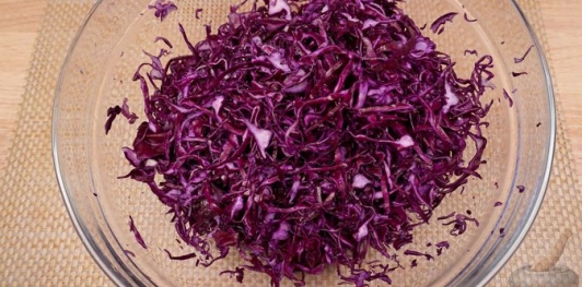 Фото приготовления рецепта: Краснокочанная капуста, тушенная с грибами и вином - шаг №9