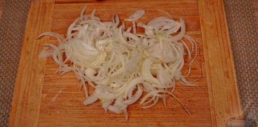 Фото приготовления рецепта: Краснокочанная капуста, тушенная с грибами и вином - шаг №2