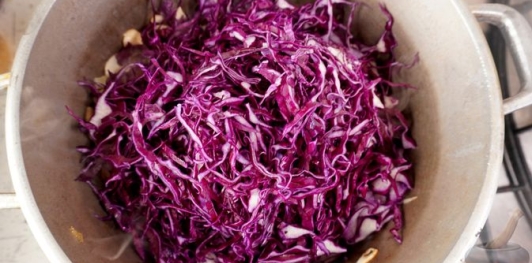 Фото приготовления рецепта: Краснокочанная капуста, тушенная с грибами и вином - шаг №10