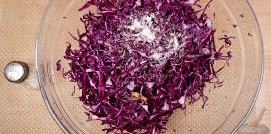 Фото приготовления рецепта: Краснокочанная капуста, тушенная с грибами и вином - шаг №8