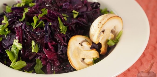 Фото приготовления рецепта: Краснокочанная капуста, тушенная с грибами и вином - шаг №17