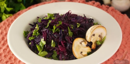 Фото приготовления рецепта: Краснокочанная капуста, тушенная с грибами и вином - шаг №16