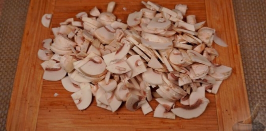 Фото приготовления рецепта: Краснокочанная капуста, тушенная с грибами и вином - шаг №5