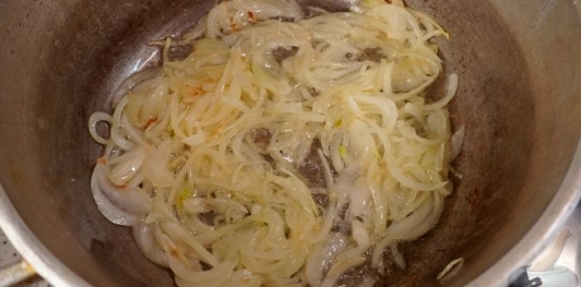 Фото приготовления рецепта: Краснокочанная капуста, тушенная с грибами и вином - шаг №4