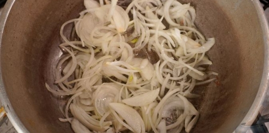 Фото приготовления рецепта: Краснокочанная капуста, тушенная с грибами и вином - шаг №3