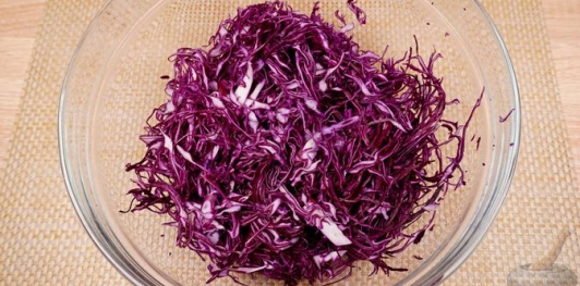 Фото приготовления рецепта: Краснокочанная капуста, тушенная с грибами и вином - шаг №7