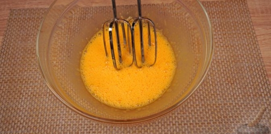 Фото приготовления рецепта: Крем-брюле с изюмом - шаг №5