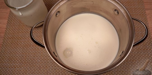 Фото приготовления рецепта: Крем-брюле с изюмом - шаг №3