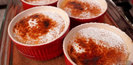 Фото приготовления рецепта: Крем-брюле с изюмом - шаг №15