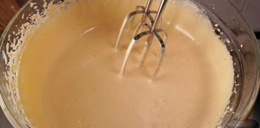 Фото приготовления рецепта: Крем-брюле с изюмом - шаг №8