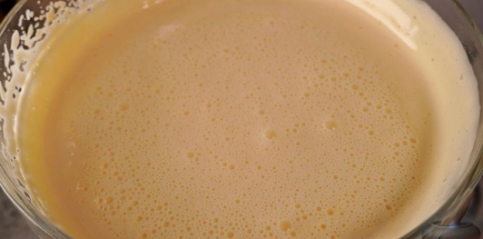 Фото приготовления рецепта: Крем-брюле с изюмом - шаг №10