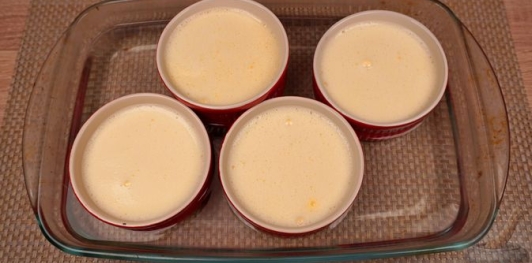 Фото приготовления рецепта: Крем-брюле с изюмом - шаг №12