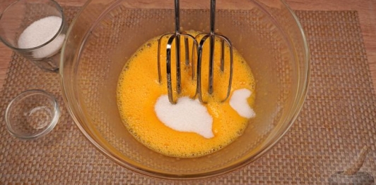 Фото приготовления рецепта: Крем-брюле с изюмом - шаг №7