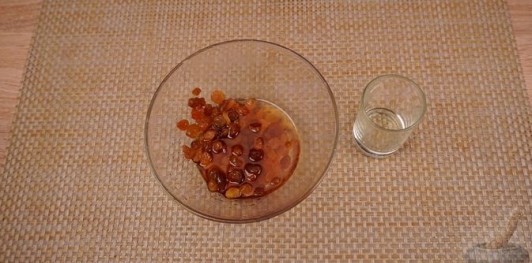 Фото приготовления рецепта: Крем-брюле с изюмом - шаг №2