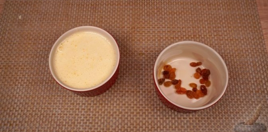 Фото приготовления рецепта: Крем-брюле с изюмом - шаг №11