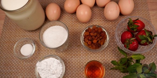 Фото приготовления рецепта: Крем-брюле с изюмом - шаг №1