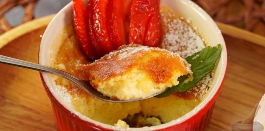 Фото приготовления рецепта: Крем-брюле с изюмом - шаг №17