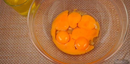 Фото приготовления рецепта: Крем-брюле с изюмом - шаг №4